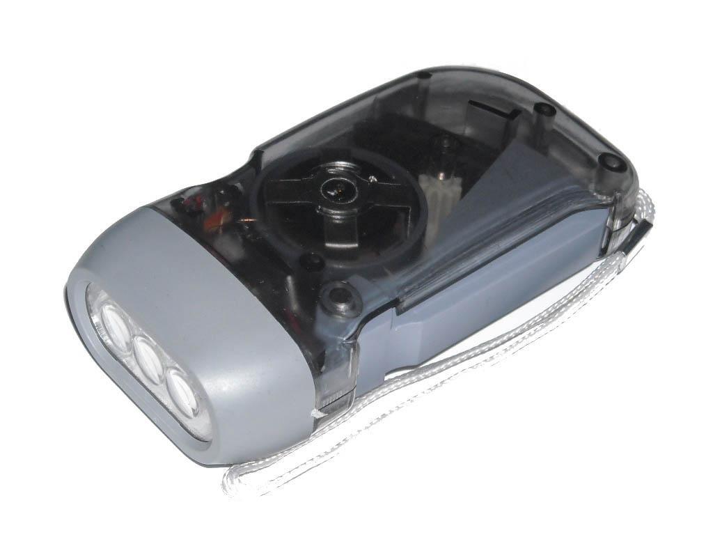 Ručna svetiljka koja se dopunjava pritiskanjem poluge na kraju lampe.