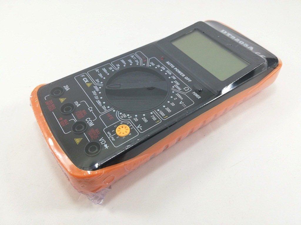 Prikazan je digitalni multimetar PRODAVANI DT-9205M sa digitalnim displejem.