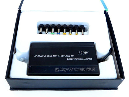 Auto punjač za laptop za priključivanje na 12 V u vozilu.