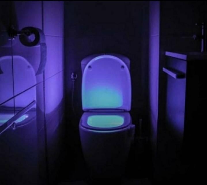 LED svetiljka sa senzorom pokreta postavljena na WC šolju.