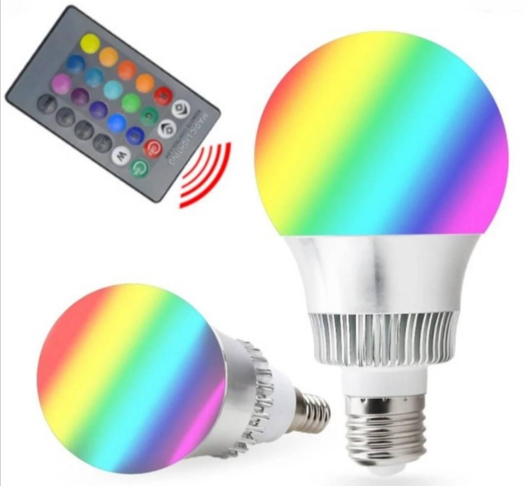 Prikaz proizvoda RGB LED sijalice za osvetljenje u boji.
