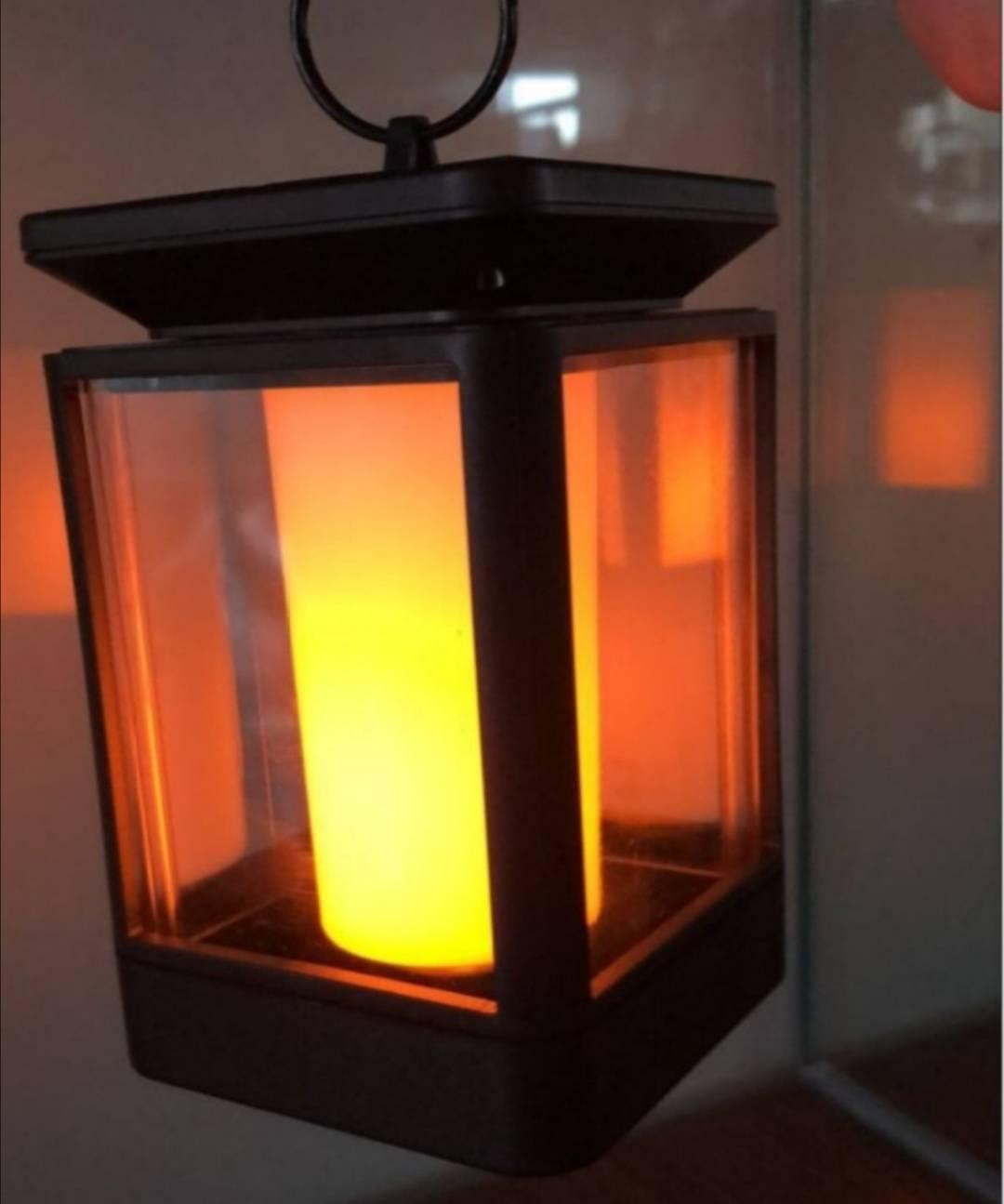 Solarni fenjer namenjen dekorativnom osvetljenju dvorišta.