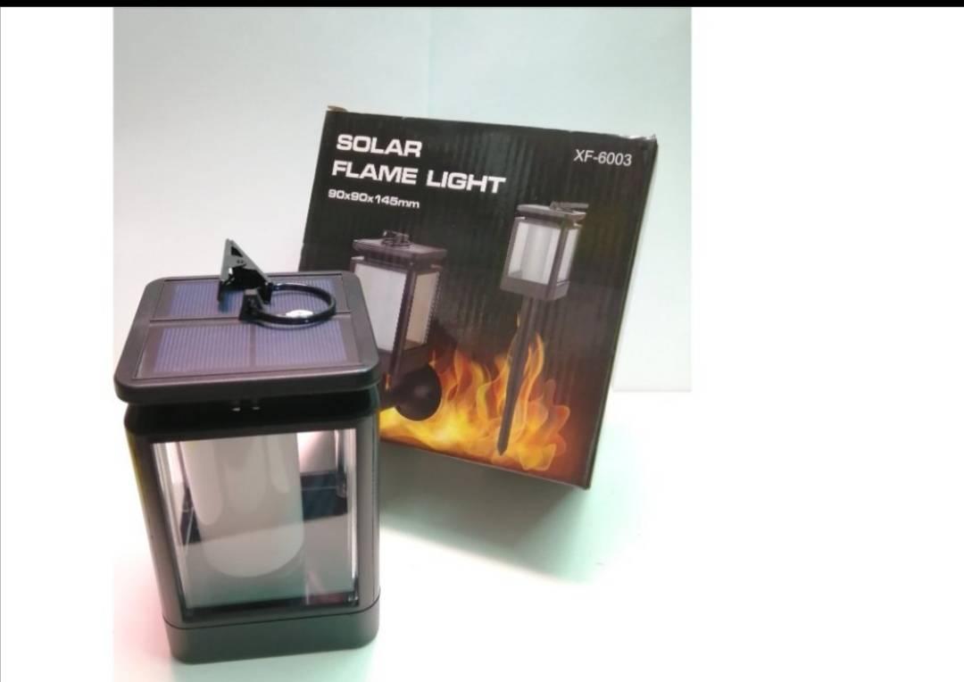 Solarna lampa u obliku fenjera za dekorativno osvetljenje.