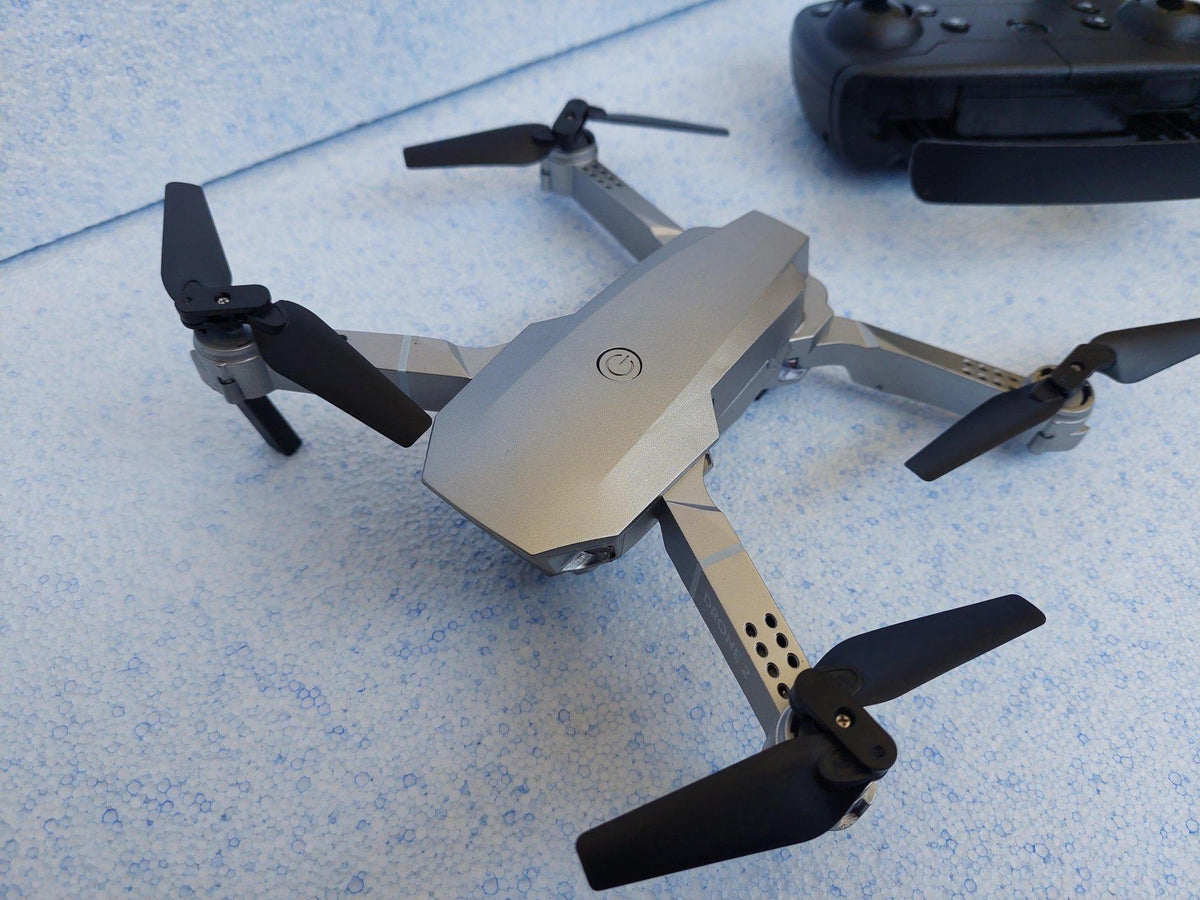 Dron E68 sa kamerom okrenutom ka prednjoj strani.