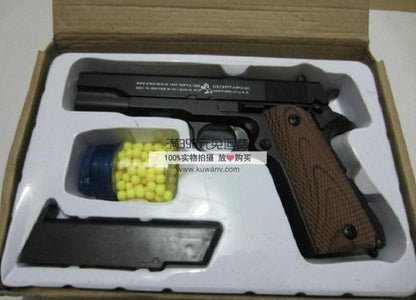 Airsoft pištolj C.8 sa mat crnom završnom obradom i drškom sa imitacijom drveta.