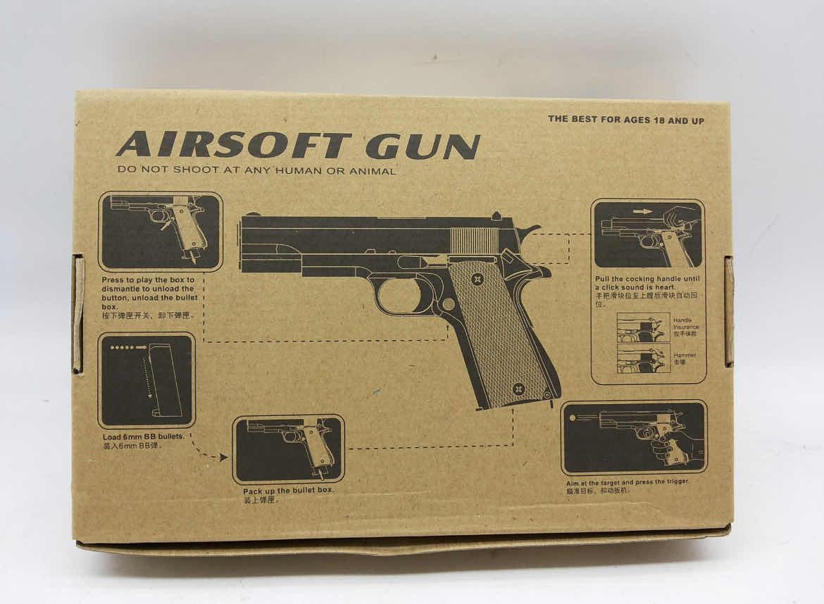 Metalna i plastična replika pištolja C.8 za airsoft igru.