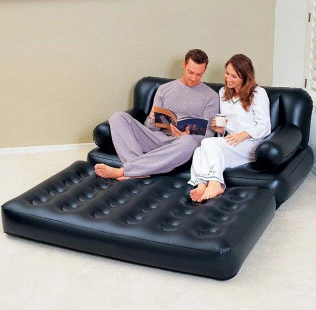 Prikazana je sofa na naduvavanje sa crnom površinom nalik koži.
