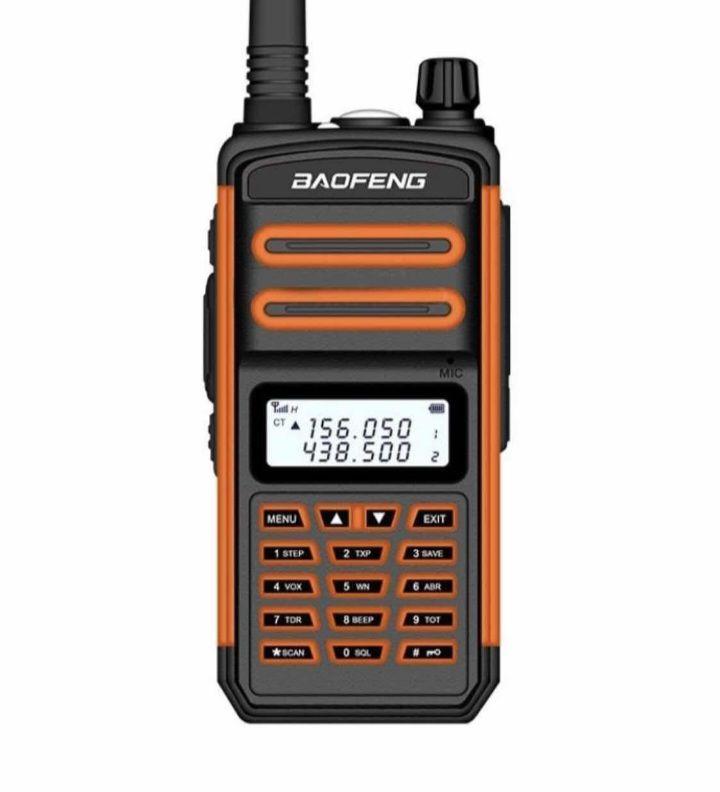 BF-S5 Plus radiostanica sa frekvencijskim opsezima 136–174 MHz i 400–520 MHz.