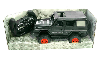 Terenski R/C automobil prikazan kao vozilo za dečju igru.