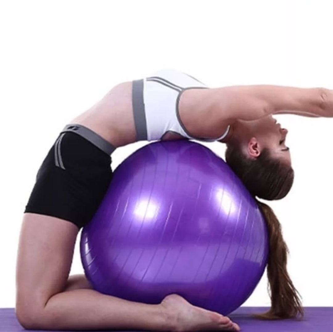 Fotografija prikazuje pilates loptu za trening.