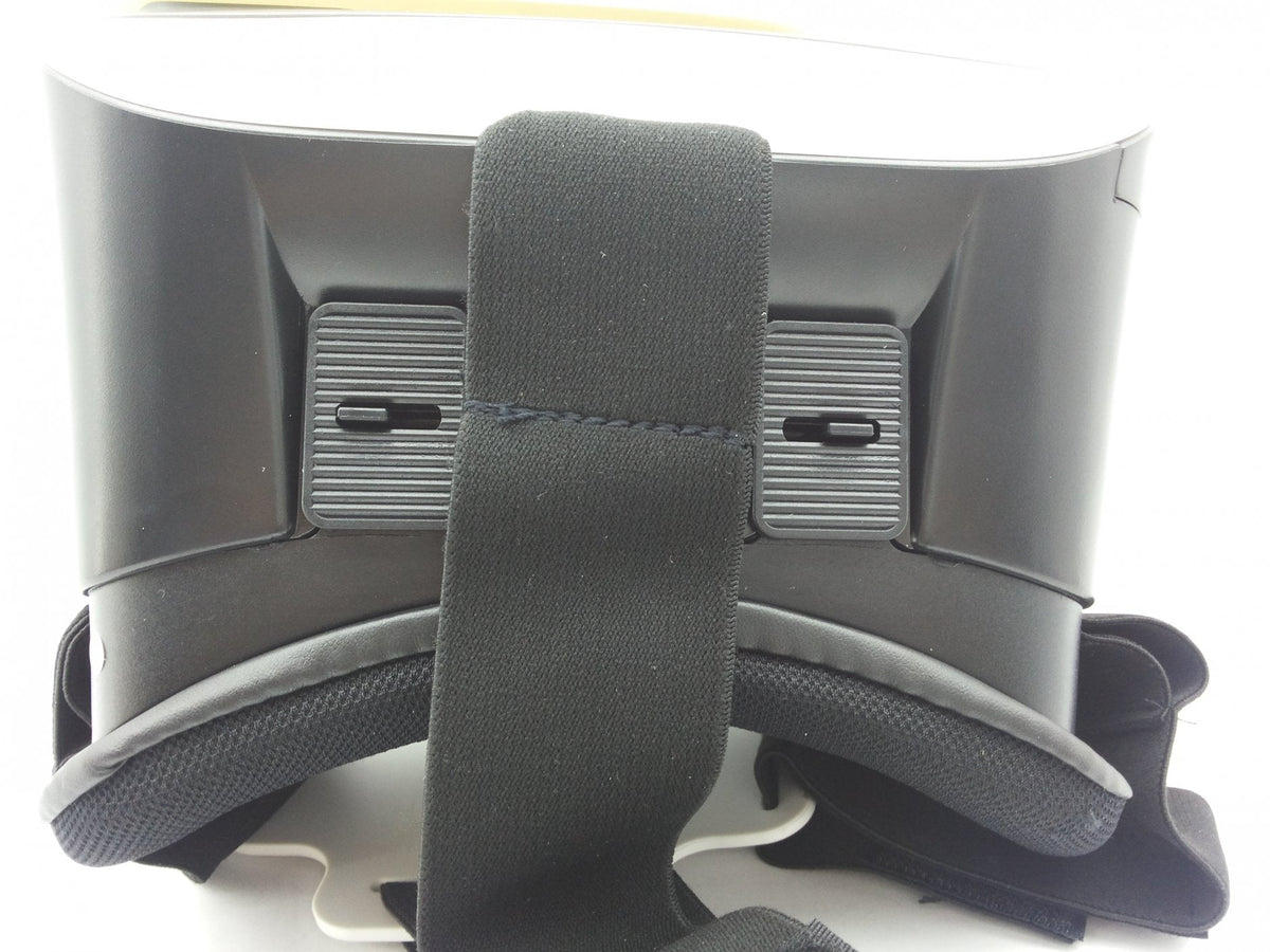 VR naočare BOX 3D i kontroler prikazani su zajedno.