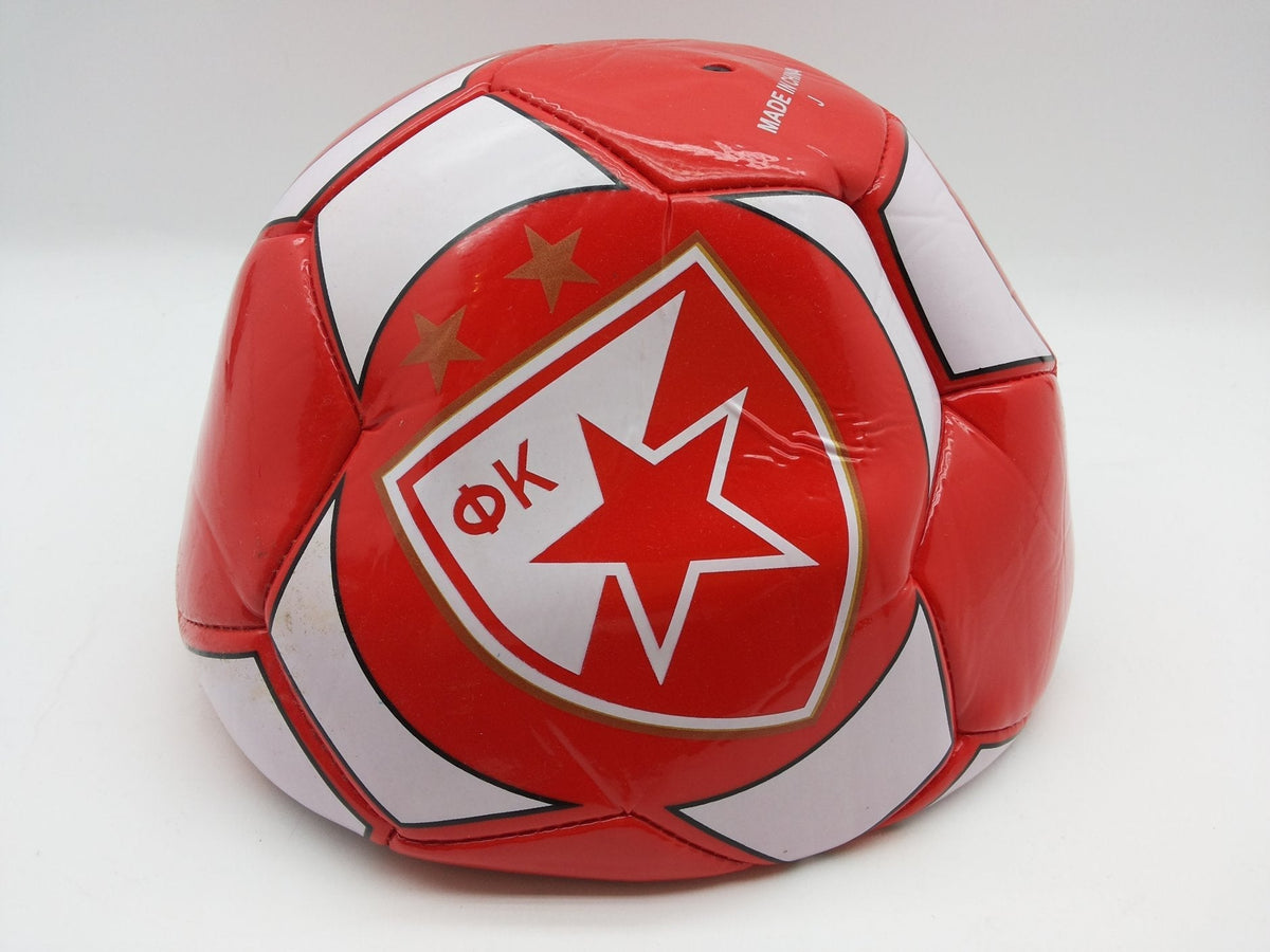 Fudbalska lopta PRODAVANI sa motivom Crvene zvezde prikazana na fotografiji.