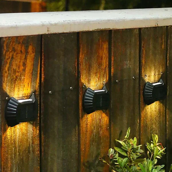 Solarna zidna lampa iz seta od četiri komada.