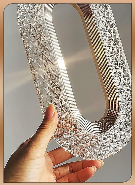 LED lampa čiji abažur ima dijamantski kristalni izgled.