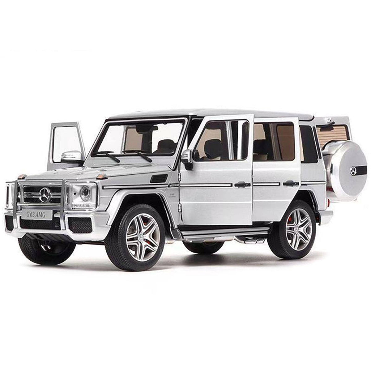Metalni autić AMG G63 pokreće se povlačenjem.