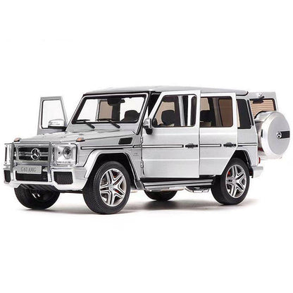 Metalni autić AMG G63 pokreće se povlačenjem.
