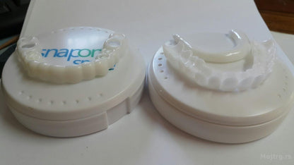Prikazan je komplet navlaka za zube sa uključenom kutijom.