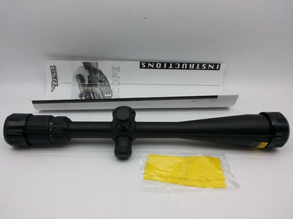 Na fotografiji se vidi optika sa oznakom 8–32×44 mm.