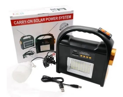Solarni panel na prenosnoj lampi namenjen punjenju uređaja.