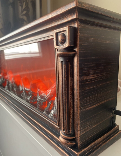 Ukrasni kamin sa detaljima koji oponašaju ogrevno drvo.