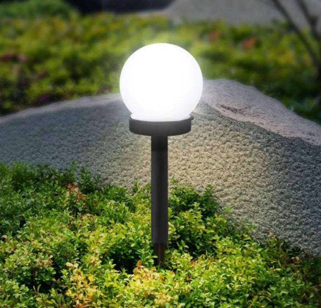 Prikaz seta koji sadrži četiri solarne lampe i četiri ubodna postolja.