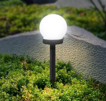 Prikaz seta koji sadrži četiri solarne lampe i četiri ubodna postolja.