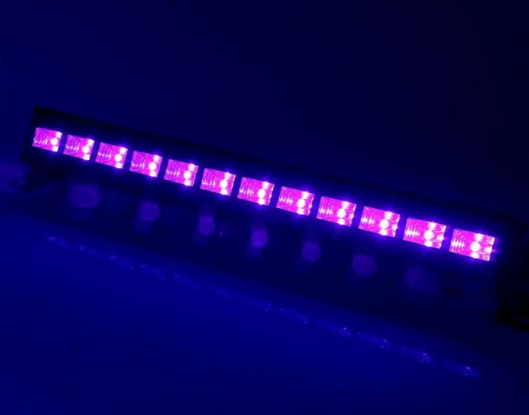 Blacklight rasveta u obliku LED bara.