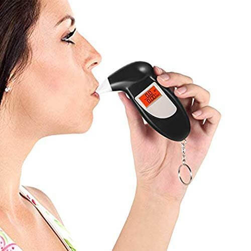 Digitalni alko tester PRODAVANI u crnoj boji sa LCD prikazom.