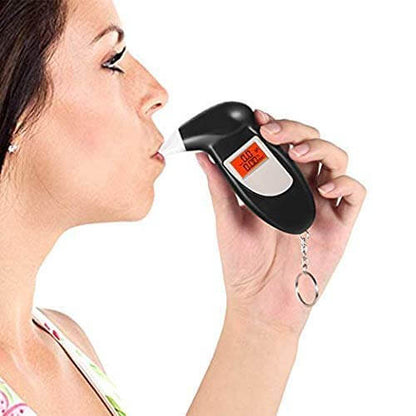 Digitalni alko tester PRODAVANI u crnoj boji sa LCD prikazom.