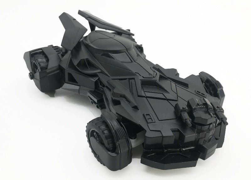 Crni Batmobile prikazan kao vozilo-igračka na daljinsko upravljanje.