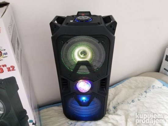 Bluetooth zvučnik sa svetlosnim efektom disko kugle u sredini.
