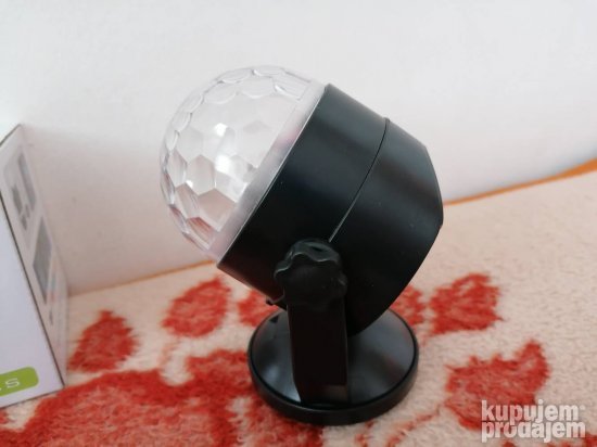 Na slici je prikazana LED disko kugla za svetlosne efekte.