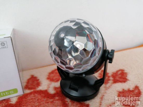 LED disko kugla PRODAVANI prikazana je kao rasveta za proslave.