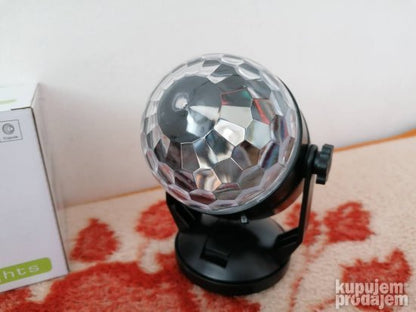 LED disko kugla PRODAVANI prikazana je kao rasveta za proslave.