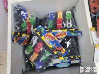 Zeg ima zeleni izgled sa motivom dinosaurusa.