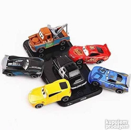 Set igračaka automobila za igru prikazan iz drugog ugla.