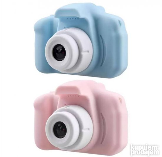 Digitalni fotoaparat plave boje sa baterijom kapaciteta 400 mAh.
