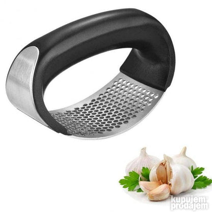 Crna ručna presa za beli luk sa metalnim delom za gnječenje.