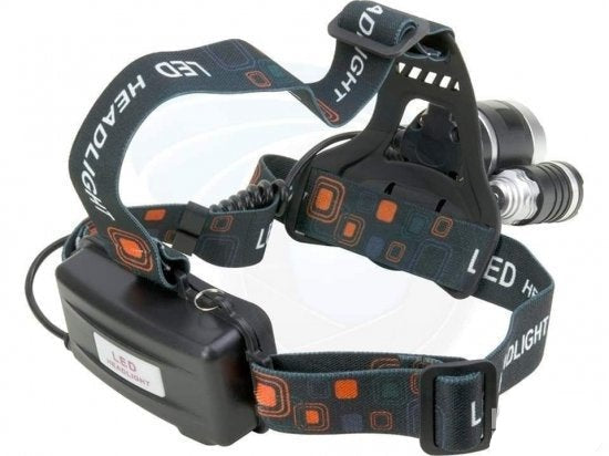 LED lampa za glavu namenjena aktivnostima na otvorenom.