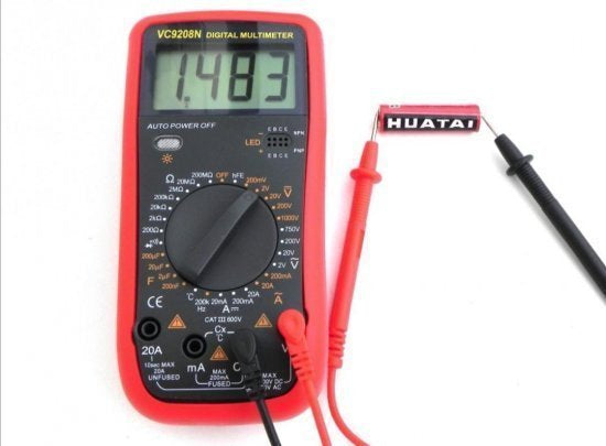 Multimetar sa LCD ekranom za proveru električnih veličina.