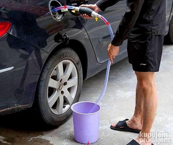 Ručna pumpa sa sifonskim crevom za prebacivanje tečnosti.