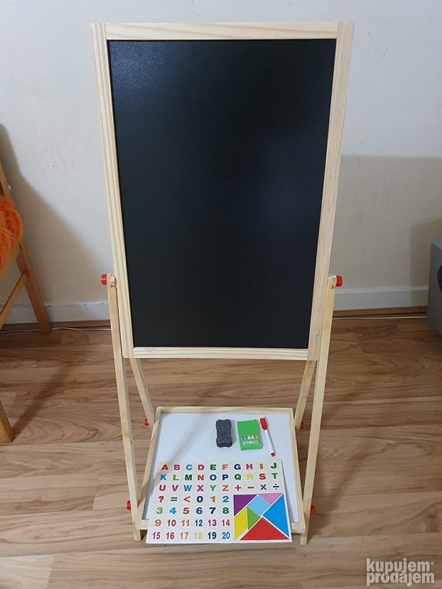 Dečja tabla sa crnom i belom površinom za crtanje i igru.