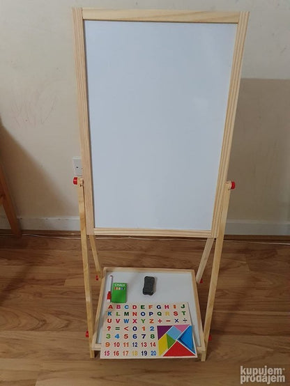 Bela površina table prikazana je uz magnetna slova, brojeve i simbole.