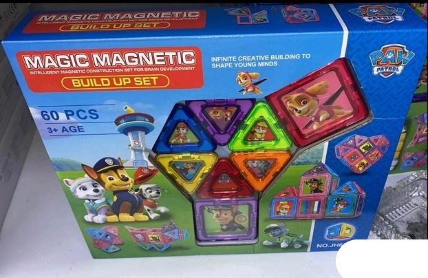 Šareni prozirni delovi magnetnog konstruktora za dečju igru.
