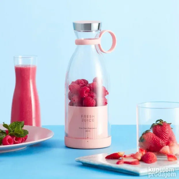 Prenosivi mini blender PRODAVANI namenjen blendiranju voća.