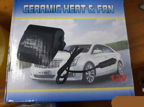 PRODAVANI uređaj služi za odmrzavanje vetrobranskog stakla u automobilu.