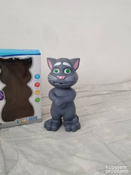 Mačak Tom je igračka koja se smeje i odgovara ponavljanjem reči.