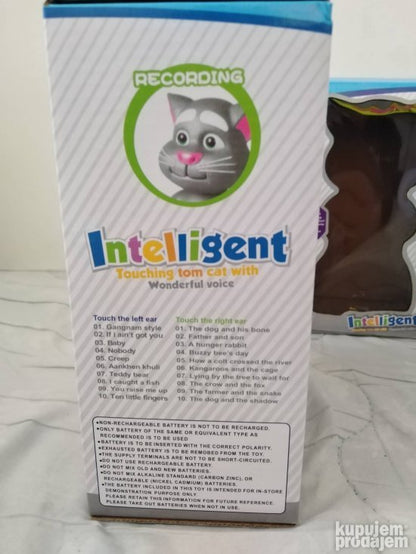Plišana igračka mačka Tom reaguje kada se pritisnu obraz, šapa, rep ili stomak.