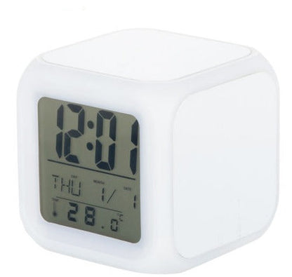 Na slici je sat sa termometrom za merenje trenutne temperature.