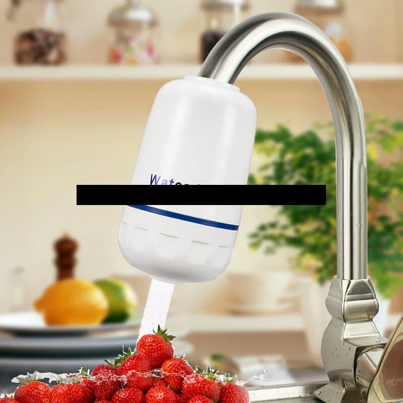 Keramički filter za vodu prikazan kao dodatak kućnoj slavini.